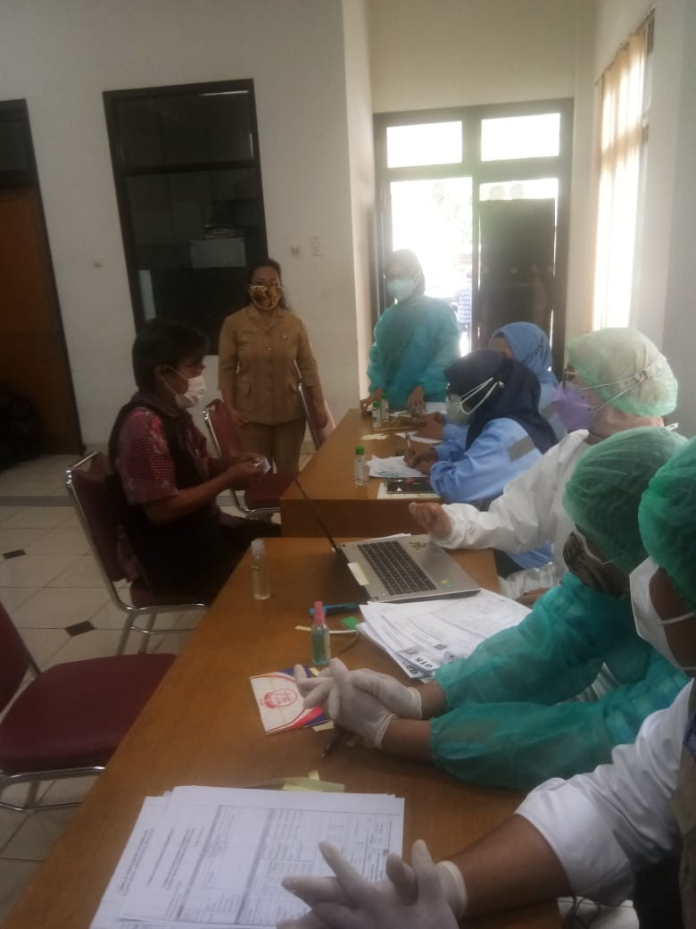 Monitor Pelaksanaan PCR bagi warga RW 013 dan RW 014